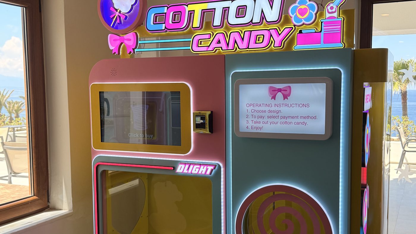 Μηχανή Cotton Candy Club σε ξενοδοχείο με θέα στη θάλασσα