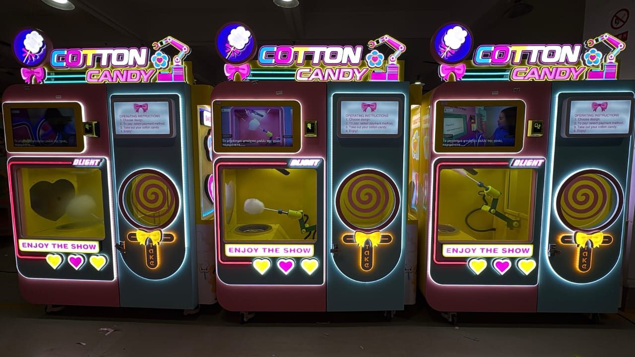 Τρεις μηχανές Cotton Candy Club σε χώρο ψυχαγωγίας