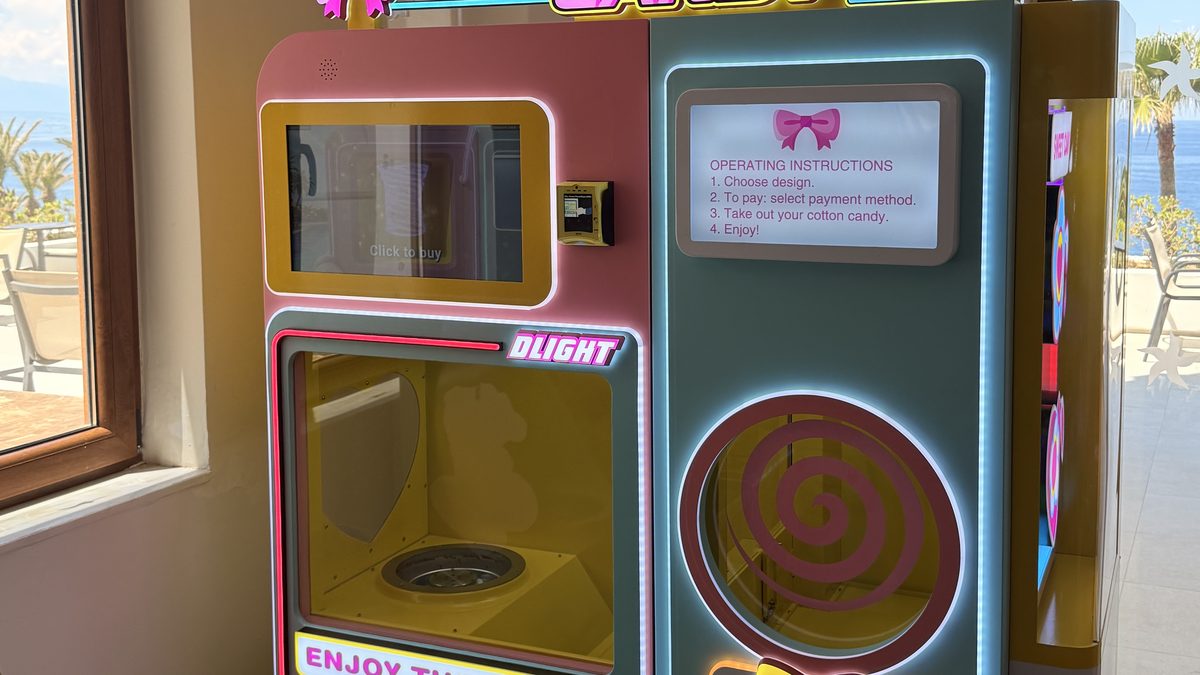 Μηχανή Cotton Candy Club σε ξενοδοχείο με θέα στη θάλασσα