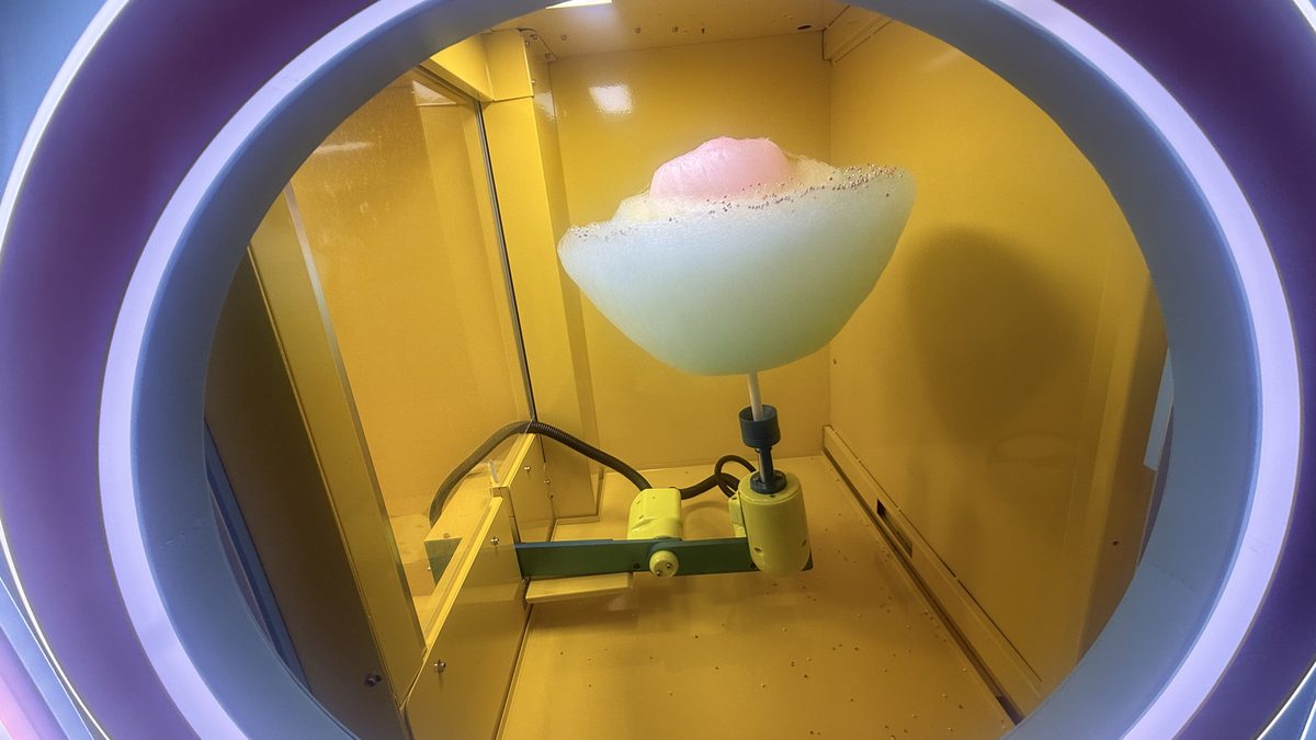 Ο θάλαμος παρασκευής της μηχανής Cotton Candy Club μέσα από το παράθυρο